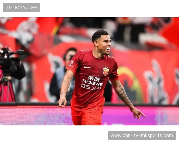 河南队古斯塔沃背身顶住防守，转身挑传找到后点